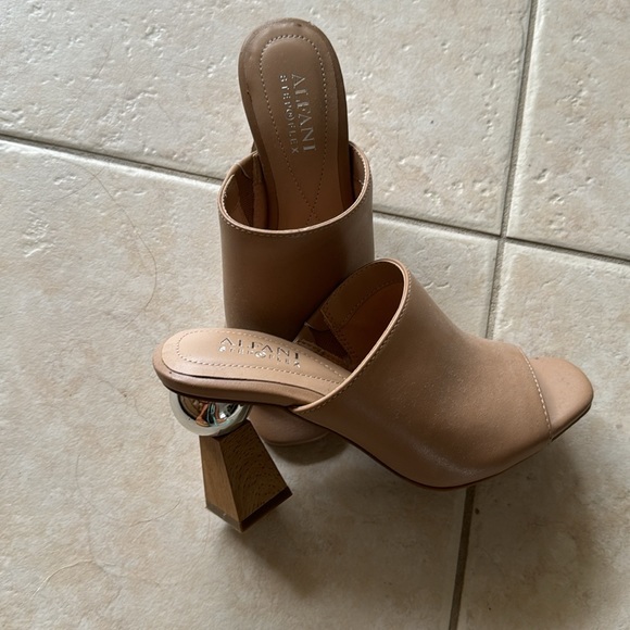 Gorgeous sandals with very unusual heel! - Picture 2 of 3